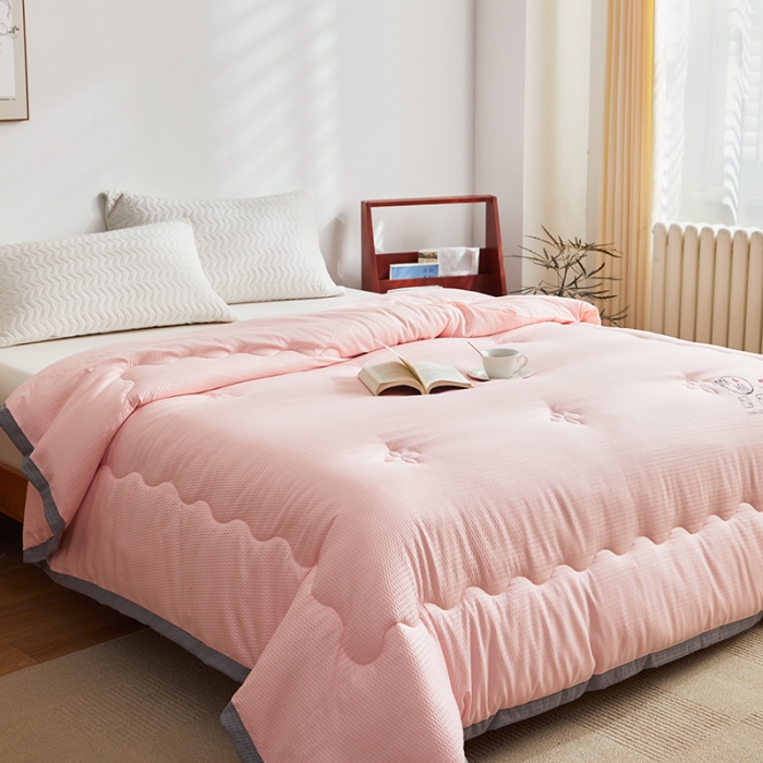 91家纺网 家纺一手货源 找家纺 爱宝被业 2025新款原棉泡泡纱被被子被芯系列 粉色