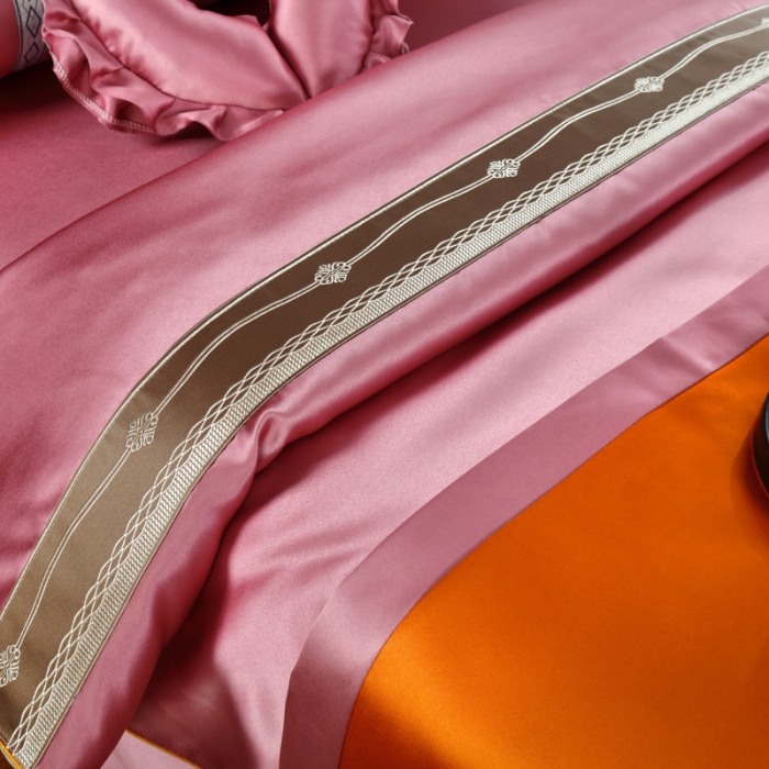 91家纺网 家纺一手货源 找家纺 莉人坊 2023新款贵妃缎织带 香水伊人 贵妃缎红色 香水伊人床罩