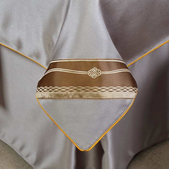 91家纺网 家纺一手货源 找家纺 莉人坊 2023新款贵妃缎织带 香水伊人 贵妃缎灰色 香水伊人床罩