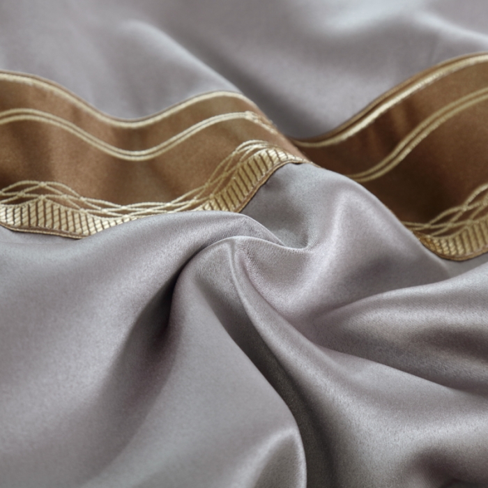 91家纺网 家纺一手货源 找家纺 莉人坊 2023新款贵妃缎织带 香水伊人 贵妃缎灰色 香水伊人床罩