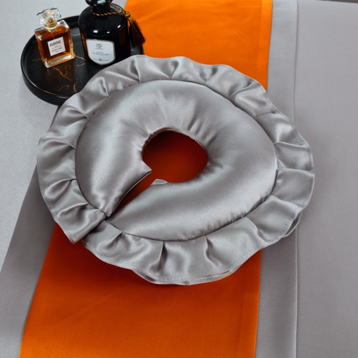 91家纺网 家纺一手货源 找家纺 莉人坊 2023新款贵妃缎织带 香水伊人 贵妃缎灰色 香水伊人床罩