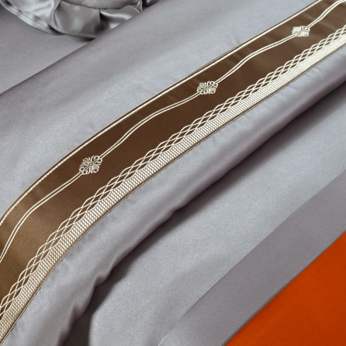 91家纺网 家纺一手货源 找家纺 莉人坊 2023新款贵妃缎织带 香水伊人 贵妃缎灰色 香水伊人床罩