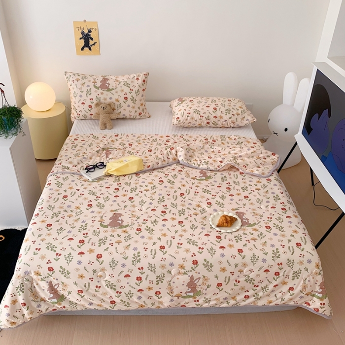 91家纺网 家纺一手货源 找家纺 星期八 2023新款卡通针织棉大豆夏被 丛林兔