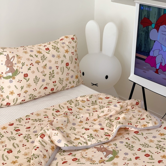 91家纺网 家纺一手货源 找家纺 星期八 2023新款卡通针织棉大豆夏被 丛林兔