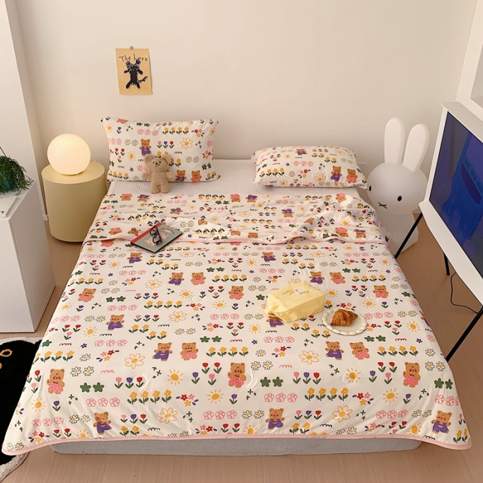 91家纺网 家纺一手货源 找家纺 星期八 2023新款卡通针织棉大豆夏被 丛林小熊