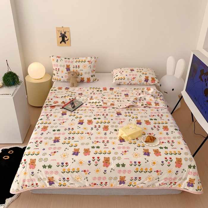 91家纺网 家纺一手货源 找家纺 星期八 2023新款卡通针织棉大豆夏被 丛林小熊