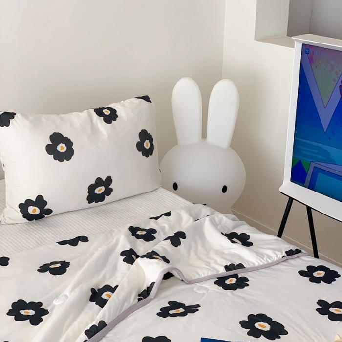 91家纺网 家纺一手货源 找家纺 星期八 2023新款卡通针织棉大豆夏被 简色花