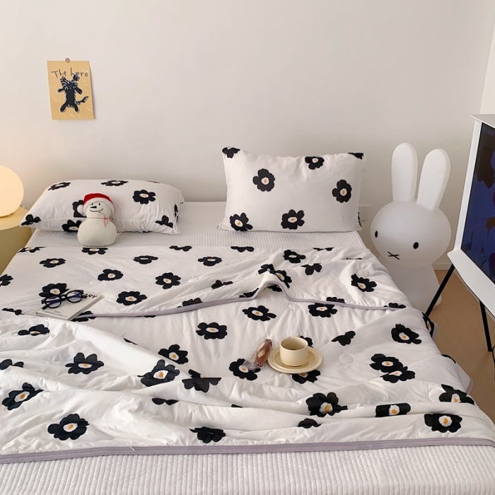 91家纺网 家纺一手货源 找家纺 星期八 2023新款卡通针织棉大豆夏被 简色花