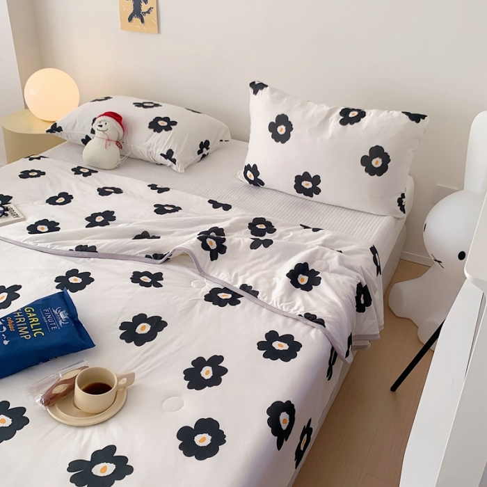 91家纺网 家纺一手货源 找家纺 星期八 2023新款卡通针织棉大豆夏被 简色花