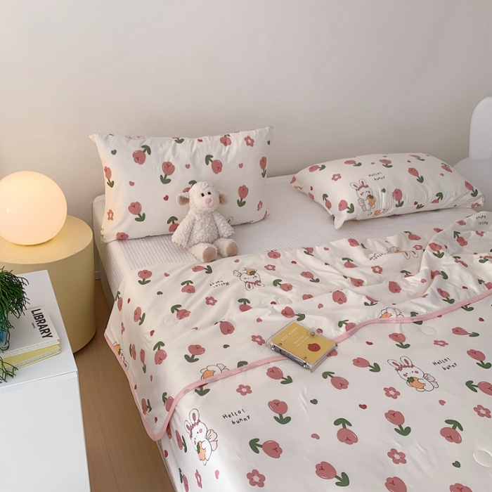 91家纺网 家纺一手货源 找家纺 星期八 2023新款卡通针织棉大豆夏被 玫瑰兔