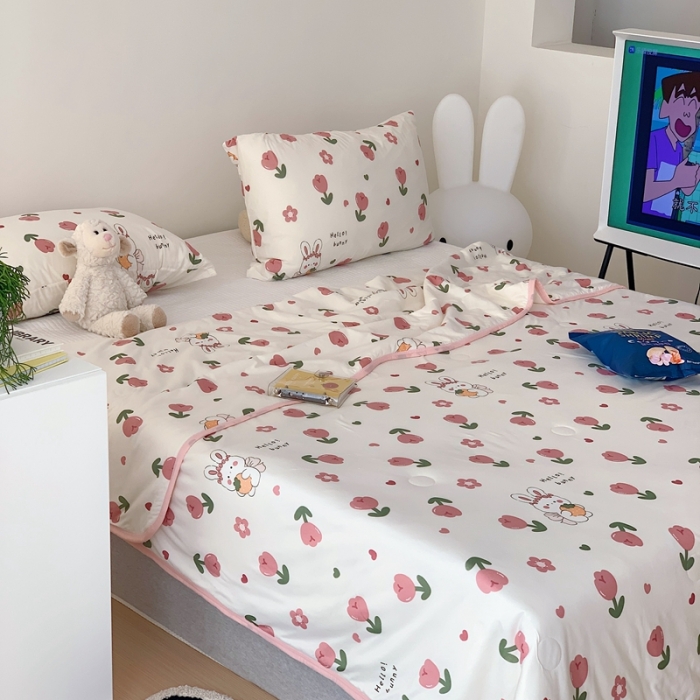 91家纺网 家纺一手货源 找家纺 星期八 2023新款卡通针织棉大豆夏被 玫瑰兔