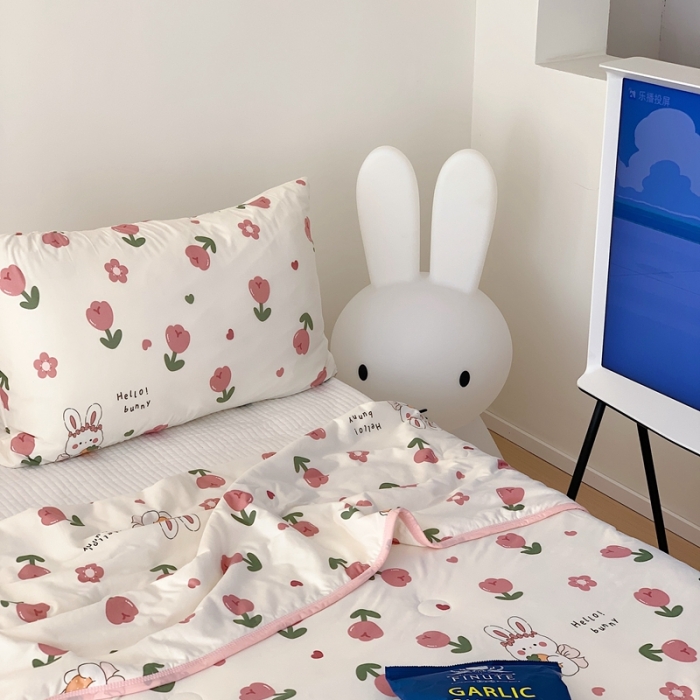 91家纺网 家纺一手货源 找家纺 星期八 2023新款卡通针织棉大豆夏被 玫瑰兔