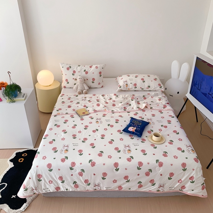 91家纺网 家纺一手货源 找家纺 星期八 2023新款卡通针织棉大豆夏被 玫瑰兔