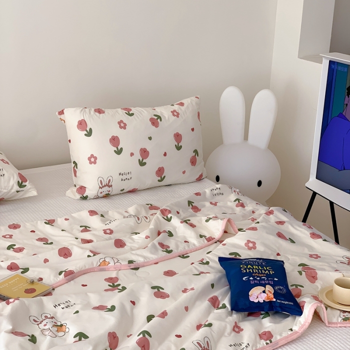 91家纺网 家纺一手货源 找家纺 星期八 2023新款卡通针织棉大豆夏被 玫瑰兔