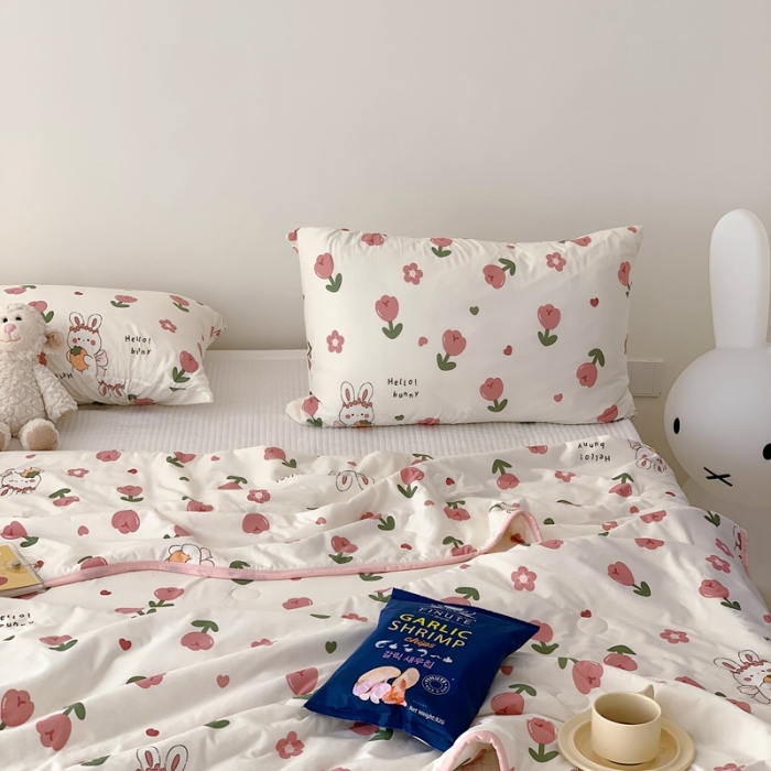 91家纺网 家纺一手货源 找家纺 星期八 2023新款卡通针织棉大豆夏被 玫瑰兔