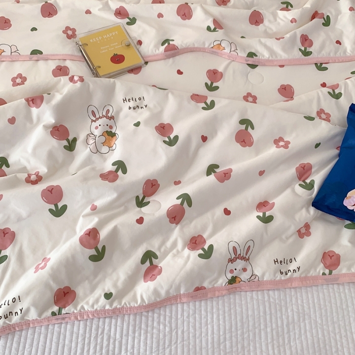 91家纺网 家纺一手货源 找家纺 星期八 2023新款卡通针织棉大豆夏被 玫瑰兔