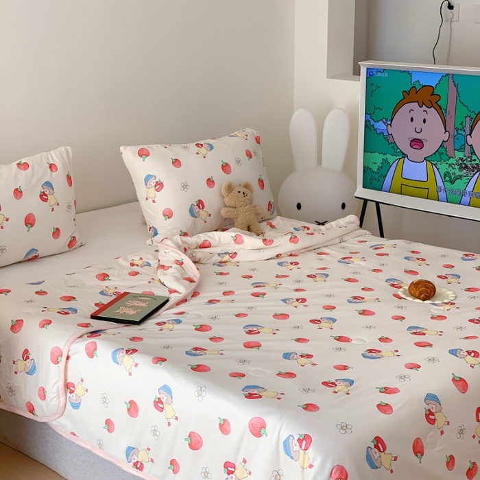 91家纺网 家纺一手货源 找家纺 星期八 2023新款卡通针织棉大豆夏被 苹果女孩