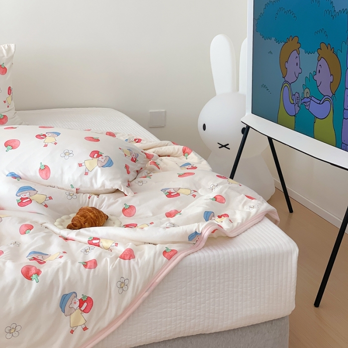 91家纺网 家纺一手货源 找家纺 星期八 2023新款卡通针织棉大豆夏被 苹果女孩