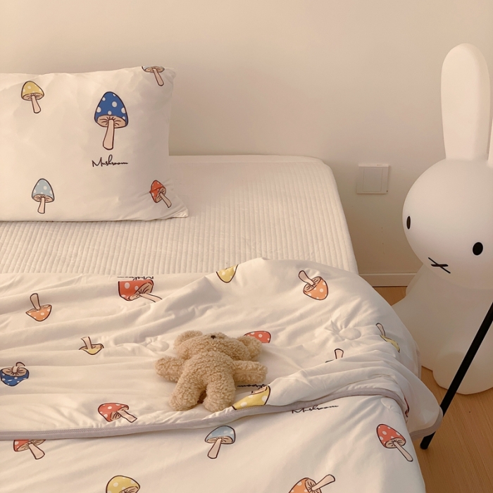 91家纺网 家纺一手货源 找家纺 星期八 2023新款卡通针织棉大豆夏被 七彩蘑菇