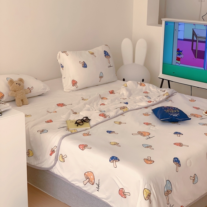 91家纺网 家纺一手货源 找家纺 星期八 2023新款卡通针织棉大豆夏被 七彩蘑菇