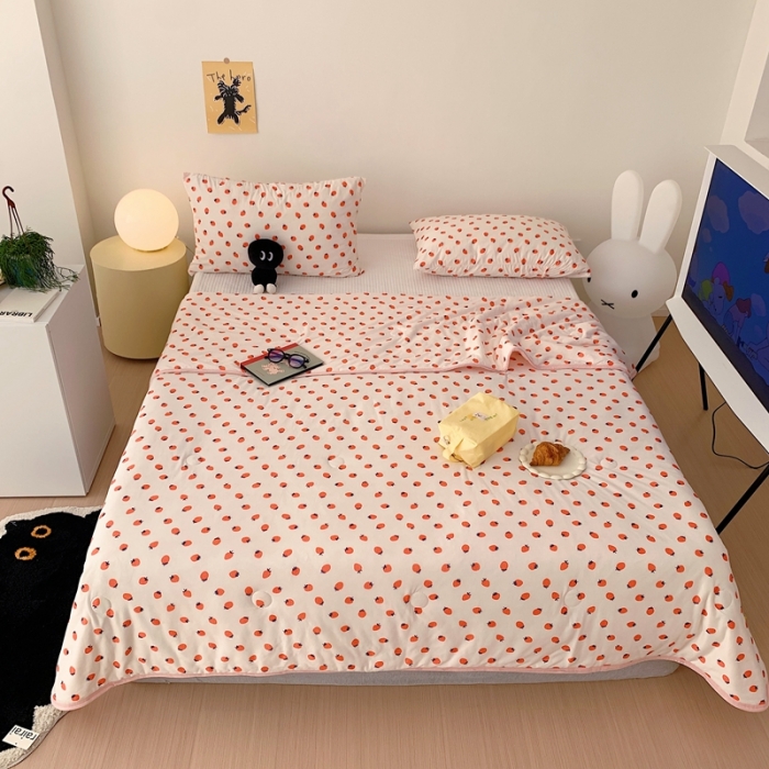 91家纺网 家纺一手货源 找家纺 星期八 2023新款卡通针织棉大豆夏被 小草莓