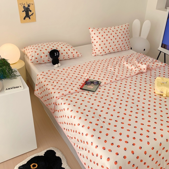 91家纺网 家纺一手货源 找家纺 星期八 2023新款卡通针织棉大豆夏被 小草莓