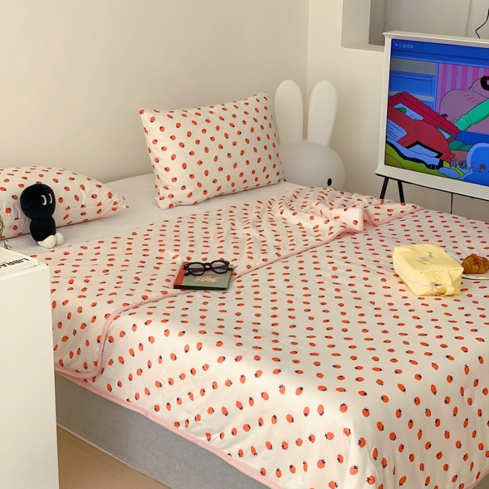 91家纺网 家纺一手货源 找家纺 星期八 2023新款卡通针织棉大豆夏被 小草莓