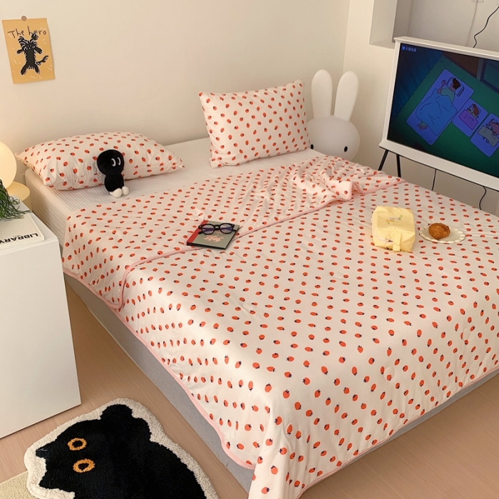 91家纺网 家纺一手货源 找家纺 星期八 2023新款卡通针织棉大豆夏被 小草莓