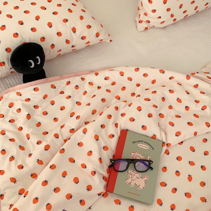 91家纺网 家纺一手货源 找家纺 星期八 2023新款卡通针织棉大豆夏被 小草莓