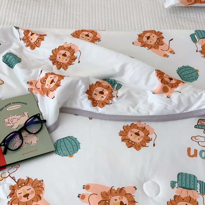 91家纺网 家纺一手货源 找家纺 星期八 2023新款卡通针织棉大豆夏被 小狮子