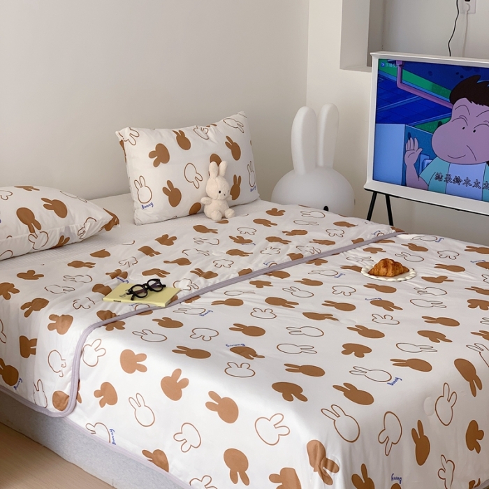 91家纺网 家纺一手货源 找家纺 星期八 2023新款卡通针织棉大豆夏被 小兔子