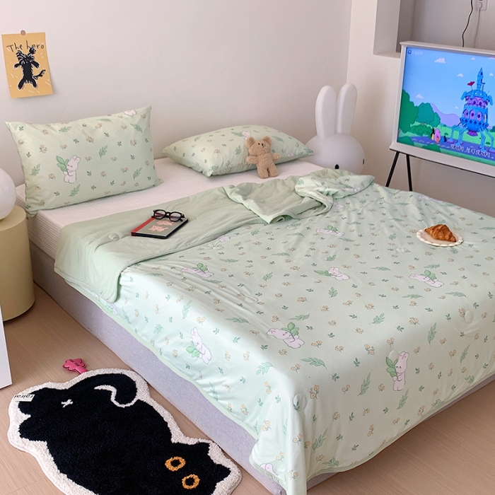 91家纺网 家纺一手货源 找家纺 星期八 2023新款针织棉卡通夏被被子被芯 绿茵小兔