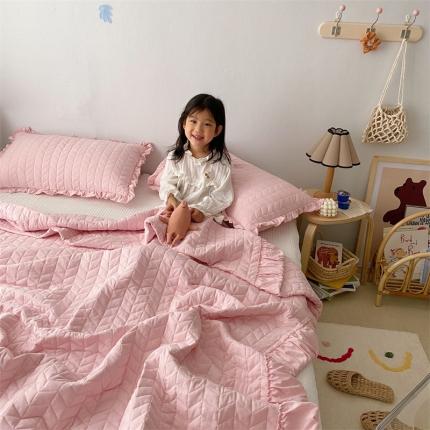 91家纺网 家纺一手货源 找家纺 乐卧家居 2026新款韩国INS风简约时尚绗缝荷叶边夏被 粉色