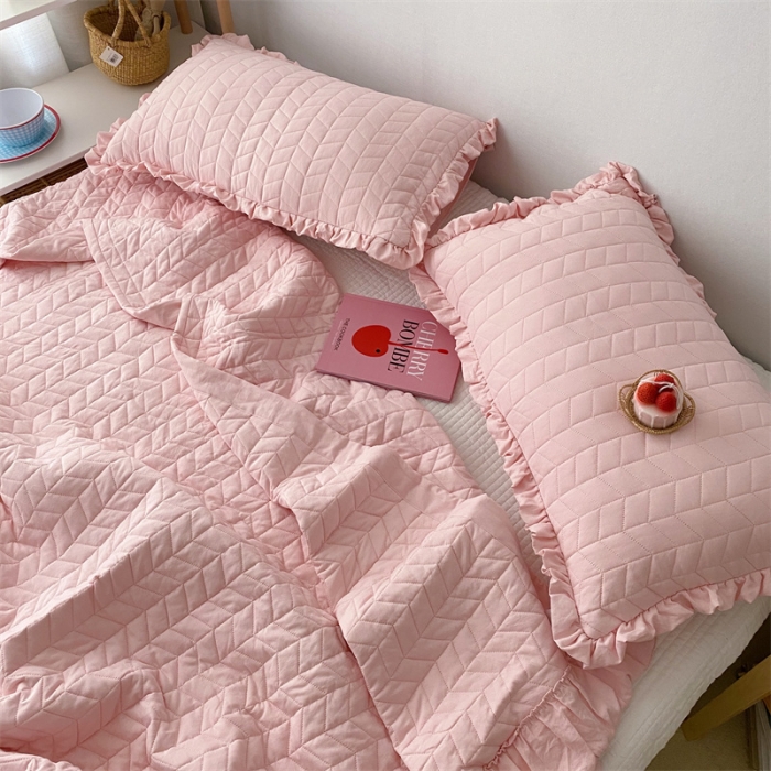 91家纺网 家纺一手货源 找家纺 乐卧家居 2026新款韩国INS风简约时尚绗缝荷叶边夏被 粉色