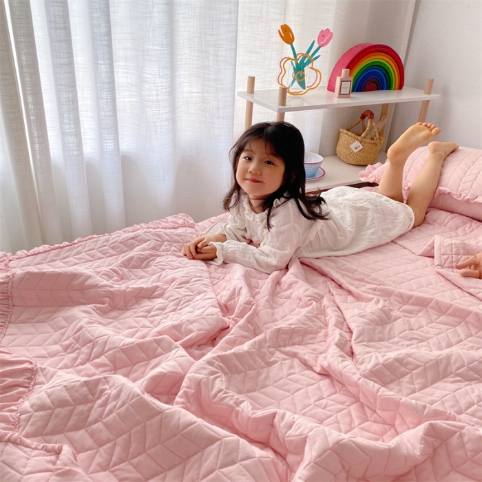 91家纺网 家纺一手货源 找家纺 乐卧家居 2026新款韩国INS风简约时尚绗缝荷叶边夏被 粉色