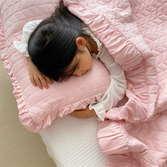 91家纺网 家纺一手货源 找家纺 乐卧家居 2026新款韩国INS风简约时尚绗缝荷叶边夏被 粉色