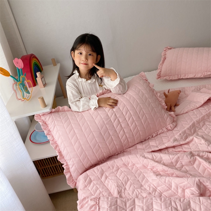 91家纺网 家纺一手货源 找家纺 乐卧家居 2026新款韩国INS风简约时尚绗缝荷叶边夏被 粉色