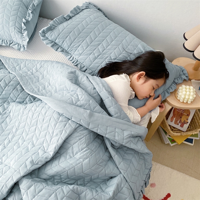 91家纺网 家纺一手货源 找家纺 乐卧家居 2026新款韩国INS风简约时尚绗缝荷叶边夏被 蓝色