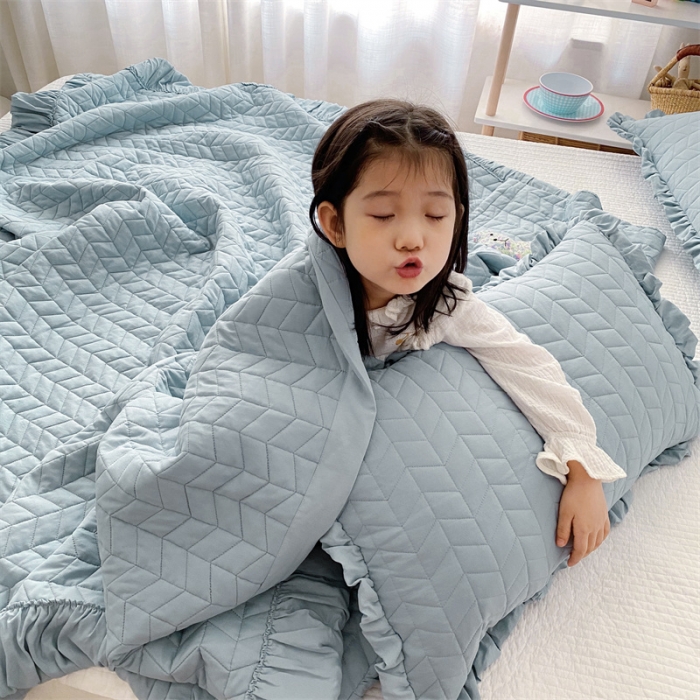 91家纺网 家纺一手货源 找家纺 乐卧家居 2026新款韩国INS风简约时尚绗缝荷叶边夏被 蓝色