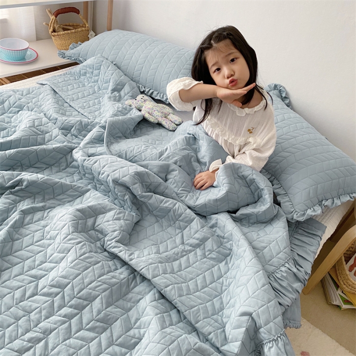 91家纺网 家纺一手货源 找家纺 乐卧家居 2026新款韩国INS风简约时尚绗缝荷叶边夏被 蓝色