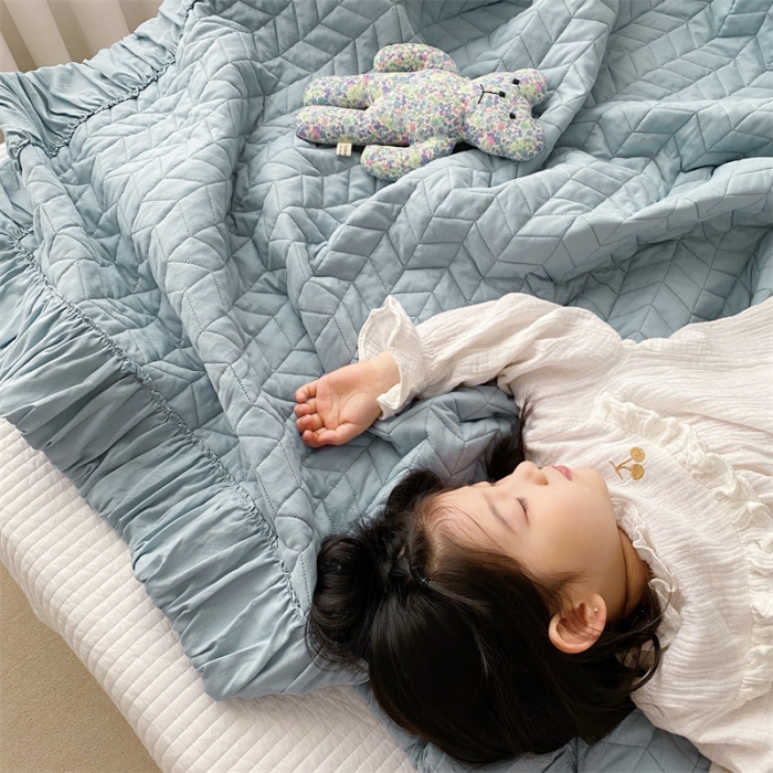 91家纺网 家纺一手货源 找家纺 乐卧家居 2026新款韩国INS风简约时尚绗缝荷叶边夏被 蓝色