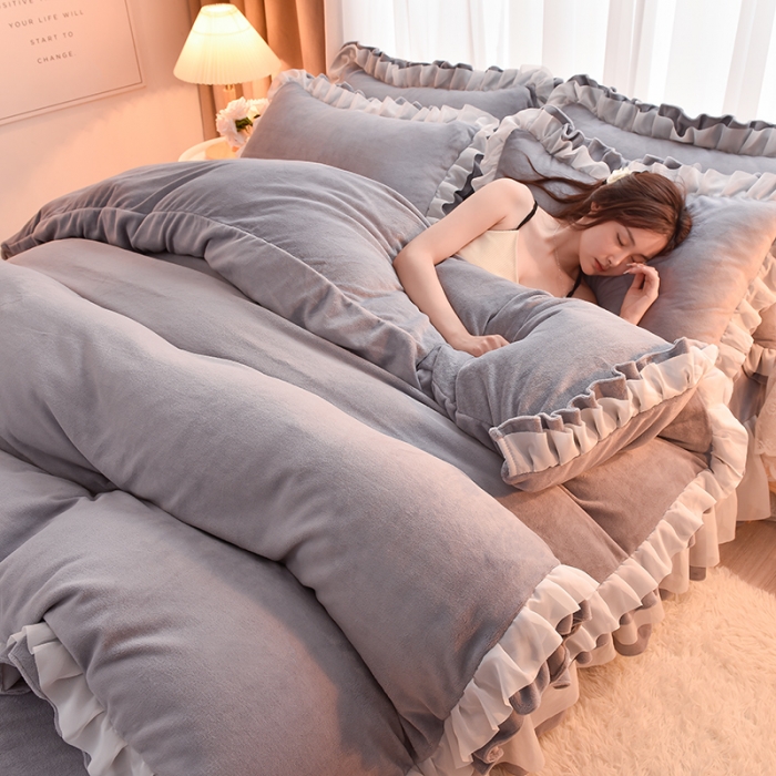 91家纺网 家纺一手货源 找家纺 大麦家纺 2024新款小清新公主风加厚牛奶绒四件套--场景二 浅灰