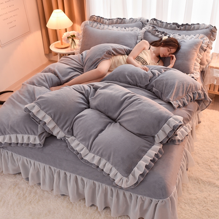 91家纺网 家纺一手货源 找家纺 大麦家纺 2024新款小清新公主风加厚牛奶绒四件套--场景二 浅灰