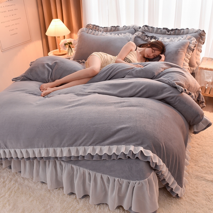 91家纺网 家纺一手货源 找家纺 大麦家纺 2024新款小清新公主风加厚牛奶绒四件套--场景二 浅灰