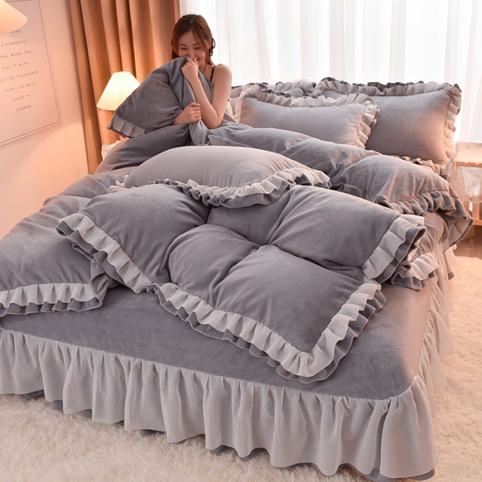 91家纺网 家纺一手货源 找家纺 大麦家纺 2024新款小清新公主风加厚牛奶绒四件套--场景二 浅灰