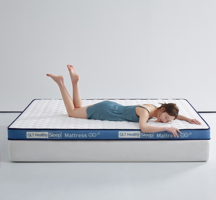 91家纺网 家纺一手货源 找家纺 祁恋婷家居 2023新款A类牛奶丝乳胶记忆棉双人床垫【床垫遮盖物】 菱形白【字母蓝】