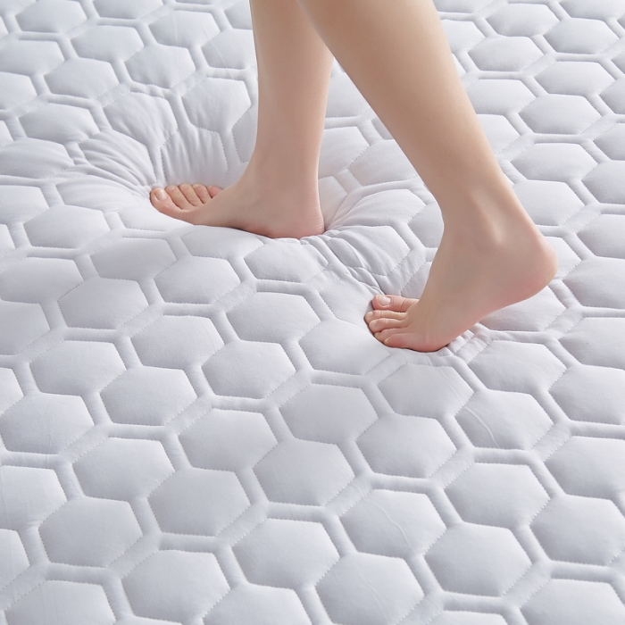 91家纺网 家纺一手货源 找家纺 祁恋婷家居 2023新款A类牛奶丝乳胶记忆棉双人床垫【床垫遮盖物】 菱形灰（字母白）