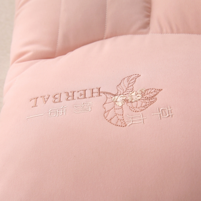 91家纺网 家纺一手货源 找家纺 （总）赛格时代家居 2023新款草本3D护颈羽丝绒枕