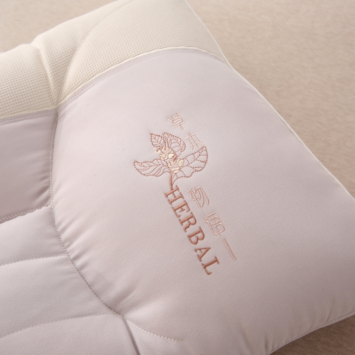 91家纺网 家纺一手货源 找家纺 赛格时代家居 2023新款草本3D护颈羽丝绒枕 双拼紫48*74