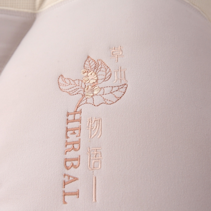 91家纺网 家纺一手货源 找家纺 赛格时代家居 2023新款草本3D护颈羽丝绒枕 双拼紫48*74